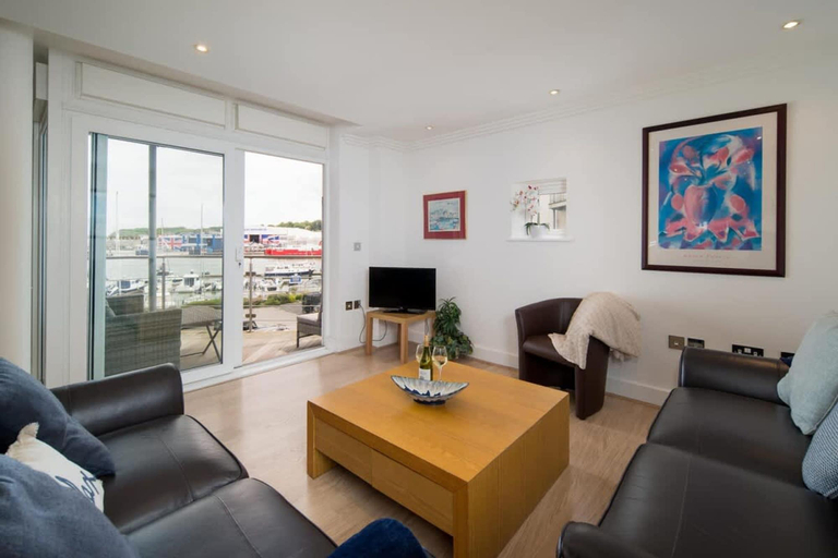 Room 4, Coastal View Stylish Waterfront Apartment Cowes, Isle of Wight