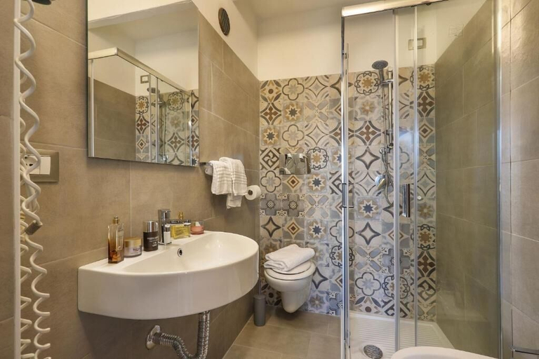 Bathroom 4, Hotel Nuovo Tirreno, Lucca