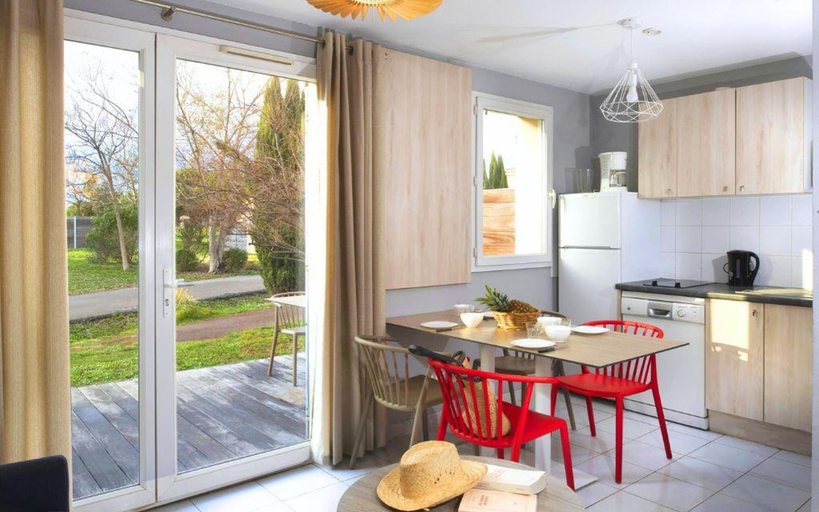Dining 5, French Villa With Shared Pool, Hérault