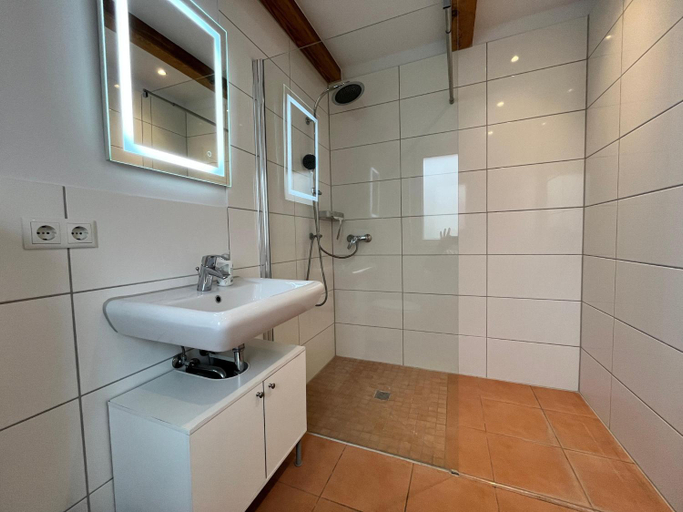Bathroom 3, Ferienhof Neuendorfkrug, Lutow, Vorpommern-Greifswald