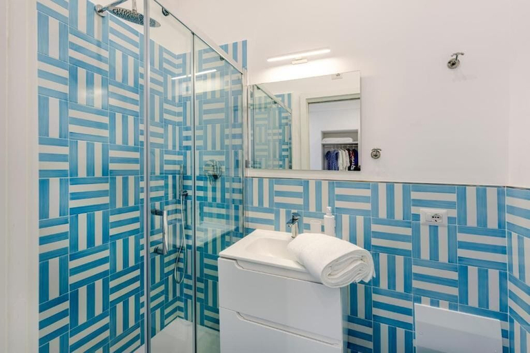Bathroom 4, Bellamore, Napoli