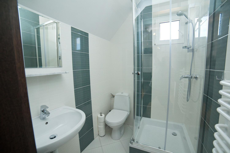 Bathroom 4, Willa KAMA, Puck
