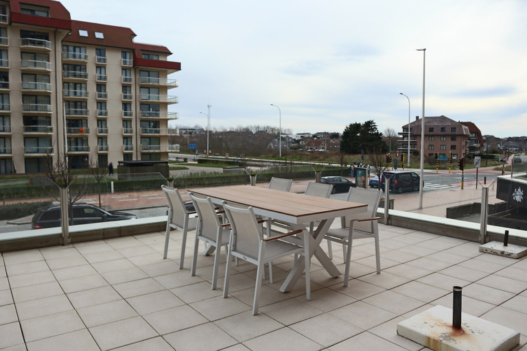 Balcony 5, Seafront Apartment in Nieuwpoort Bad, West-Vlaanderen