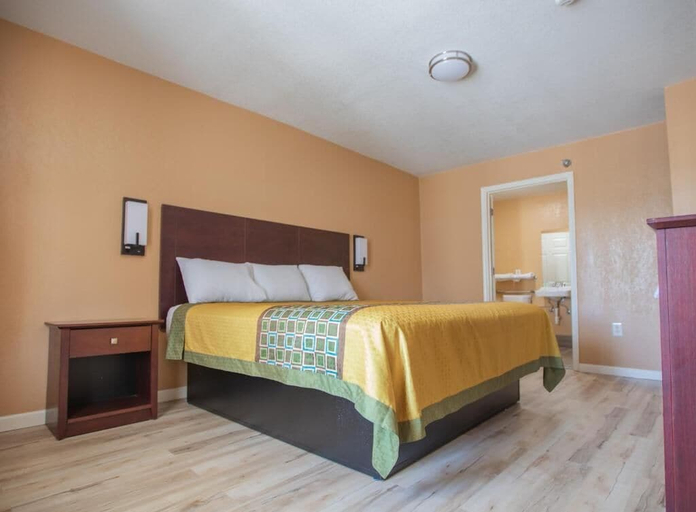 Bedroom 3, Crossroads Hotel and Suites Irving, Irving
