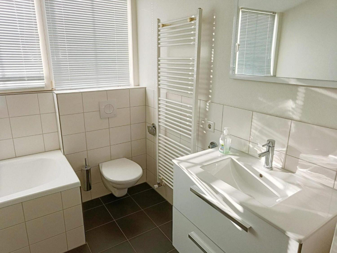 Bathroom 4, Pet-Loving Stay with Garden, Sluis