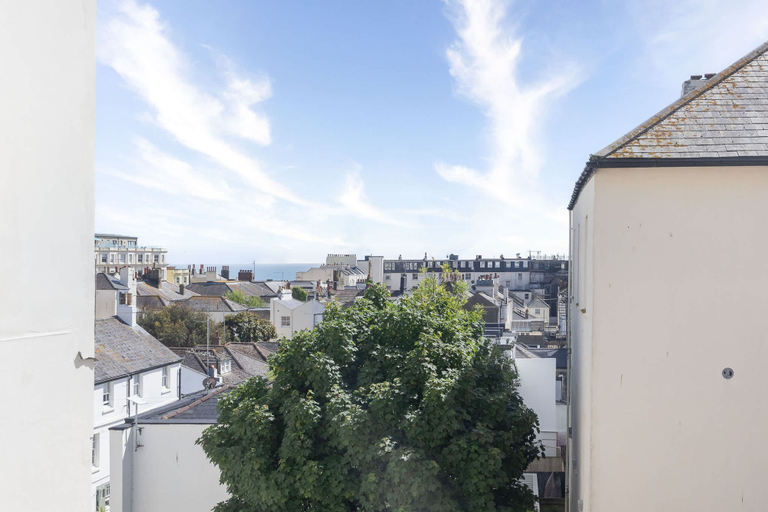 Room 2, Brighton Sleeps 13 Beach Walk Hove Centre, Brighton and Hove