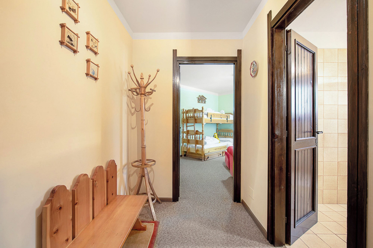 Room 5, Appartamento Pian dei Larici for 4, Torino