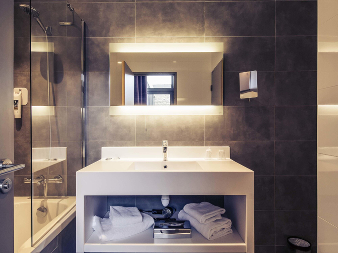 Bathroom 4, Mercure Cherbourg Centre Port hotel, Manche