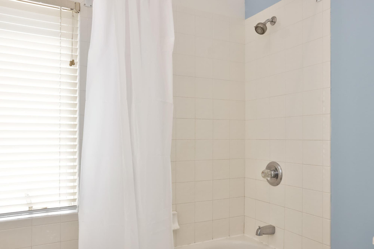 Bathroom 3, La Mer, Gulf