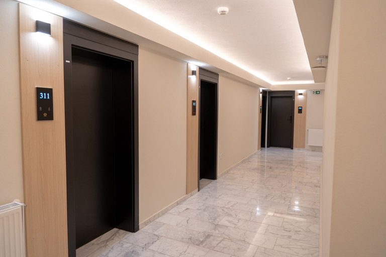 Others 3, Hotel Piscul Negru, Capatanenii Pamanteni