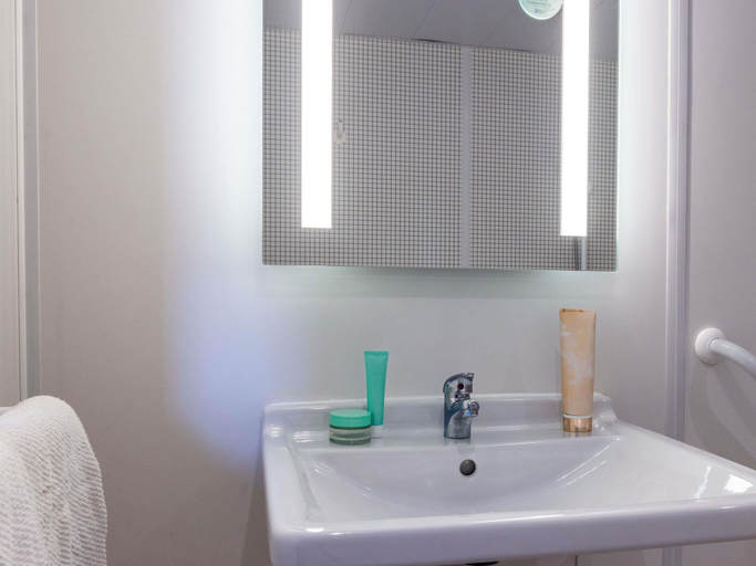 Bathroom 5, ibis budget Chatillon Paris Ouest, Hauts-de-Seine