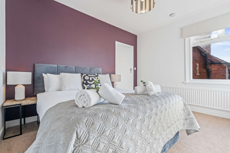 Room 4, Beautiful Large Home in Cradley Heath Sleeps 8, Dudley