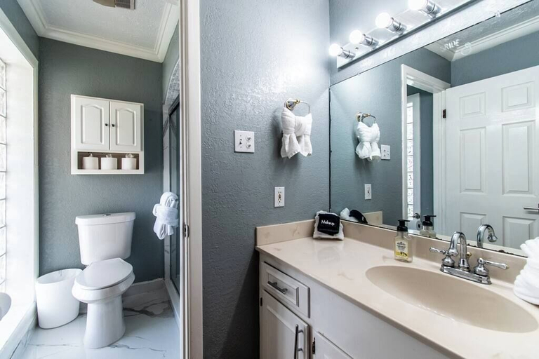 Bathroom 5, Ocean View + Poolside Opulence Tennis, Nueces