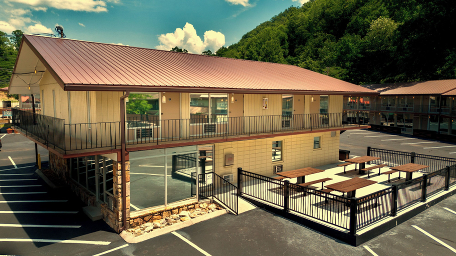 Exterior & Views 2, Sleepy Bear Motel, Sevier