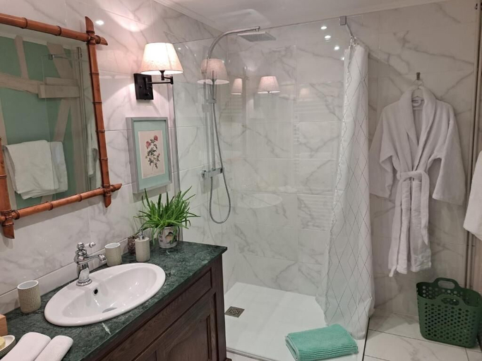 Bathroom 3, Le Logis Fleurs et jardins de Pitry, Eure