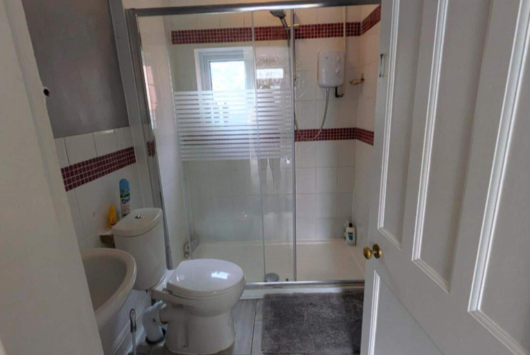 Bathroom 2, 4-bed - Sleeps 8 - Free Parking, Leicester