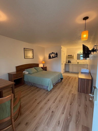 Room 5, Trailhead Lodge, Carroll
