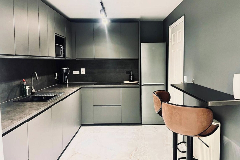 Private kitchen 4, House Sleeps 10 with Free Parking - Pets Welcome, Manchester