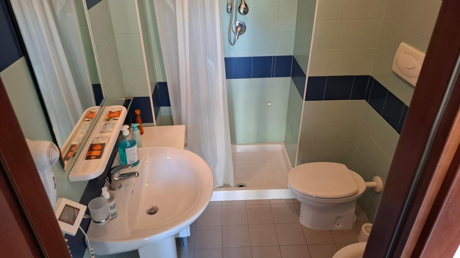 Bathroom 2, Ostello Novello, Lecce