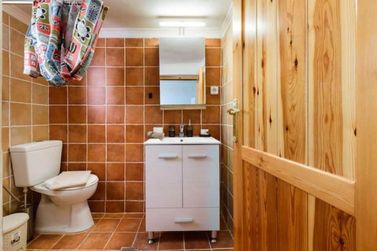Bathroom 2, Xanthippi s Traditional House in Pemonia, Crete