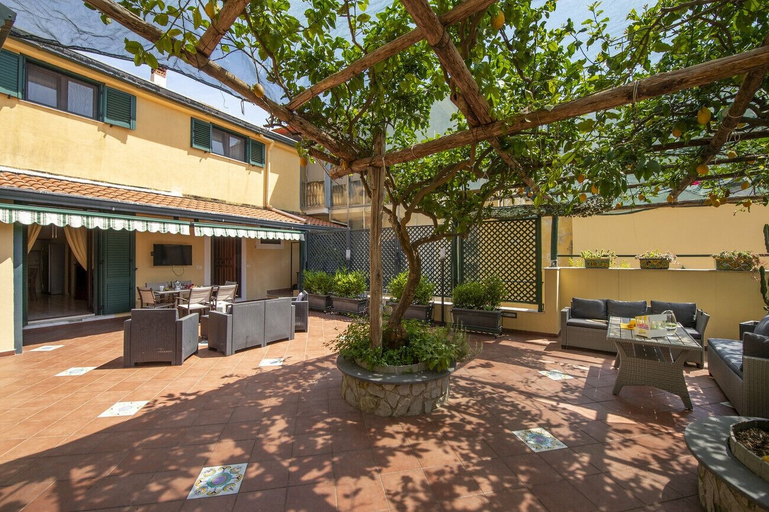 Room 2, Casa di Trilly - With Hot Tub Lemon Garden, Salerno