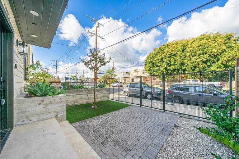 Property grounds 2, 4bd 2730, Los Angeles