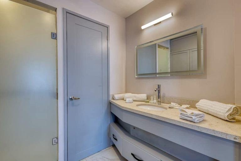 Bathroom 2, Dog-friendly Apartment With Rooftop Infinity Pool, Gym, Central AC & Balcony, La Paz