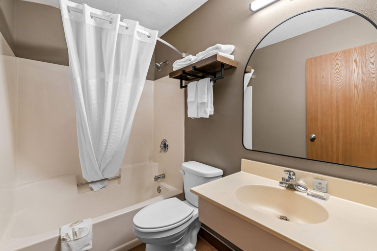 Bathroom 4, Super 8 by Wyndham Perham, Otter Tail