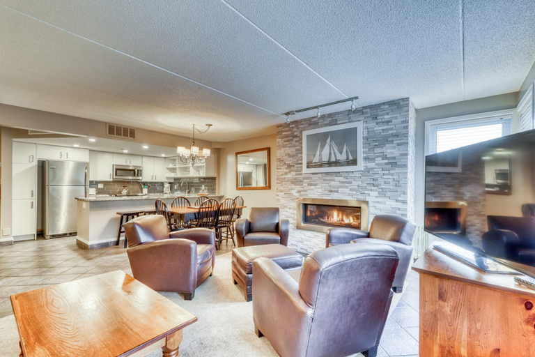 Food & Drinks, 3 Bedroom Home | Steps to Blue Mtn Village, Grey
