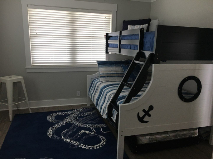 Room 2, Almost Heaven 4 Bedroom Home by RedAwning, Brunswick