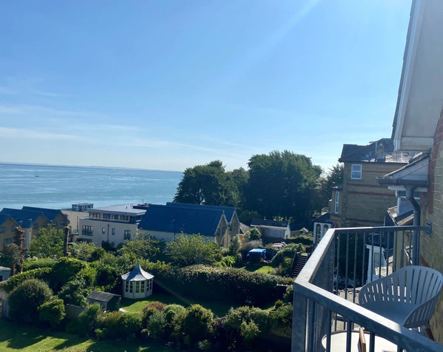Room 5, Solent View Apartment 3 bed Panoramic sea Views, Isle of Wight