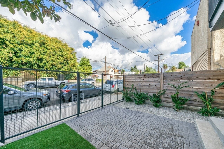 Property grounds 4, 4bd 2730, Los Angeles