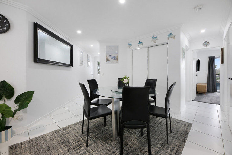 Private kitchen 4, Spacious 2-bed Stay on Marine Parade, Gold Coast
