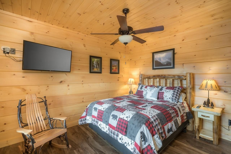 Bedroom 2, Four Bears, Sevier