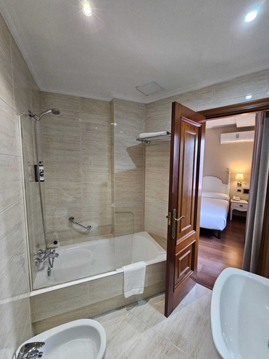 Bathroom 4, Ipanema Hotel by gaiarooms, Pontevedra