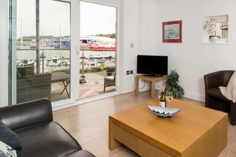Room 3, Coastal View Stylish Waterfront Apartment Cowes, Isle of Wight