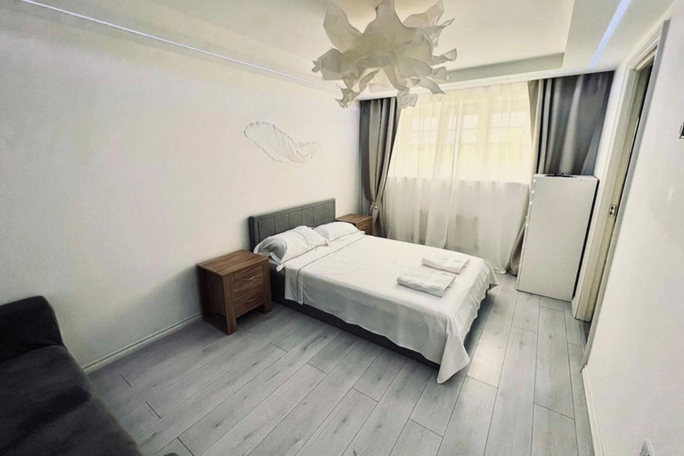 Room 2, House Sleeps 10 with Free Parking - Pets Welcome, Manchester
