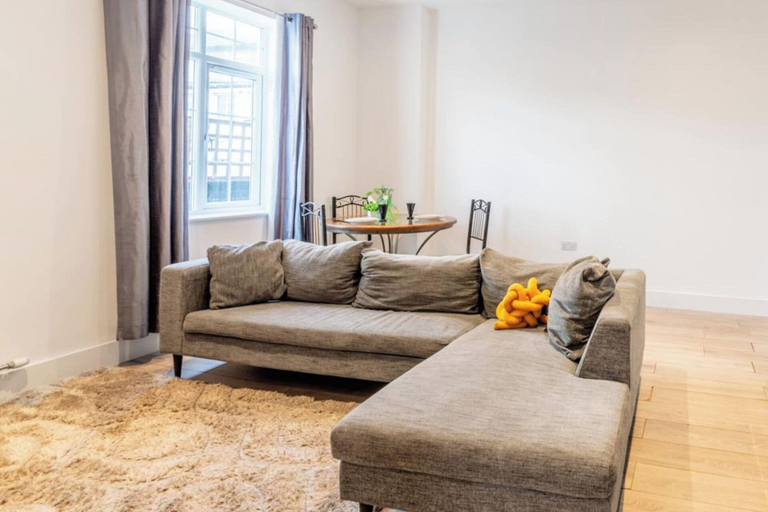 Living area 4, Central - Stay 4 - Paid Parking - Near Transport, Kent