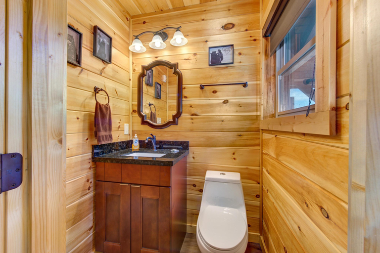 Bathroom 4, Hidden Heaven, Sevier