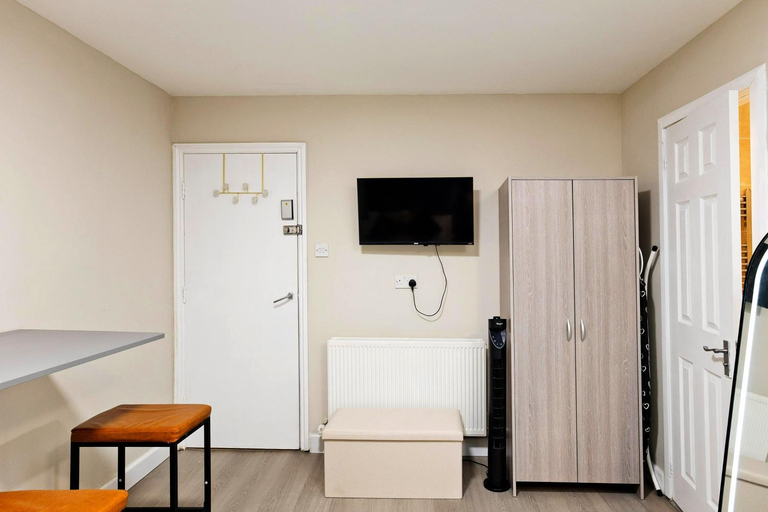 Bedroom 2, Central Apartments by AIA near Tottenham Hotspur, London
