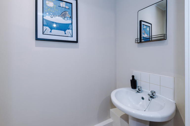 Room 4, Modern 2 Bed Manchester Stay With Parking Garden, Manchester
