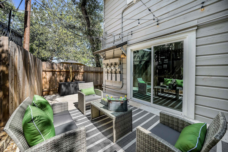 Room 3, Peaceful Sola Hideaway w Private Patio, Travis