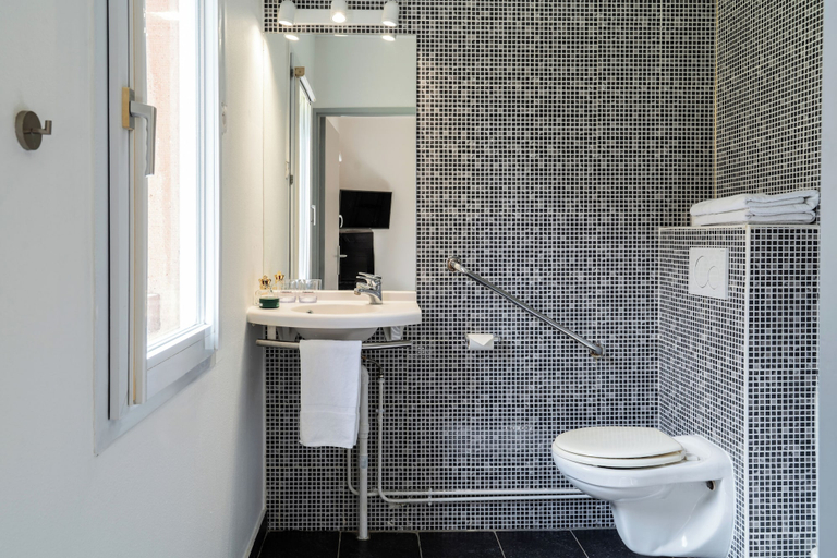 Bathroom 4, The Originals Access, Halt'Hotel, Clermont Agnetz, Oise