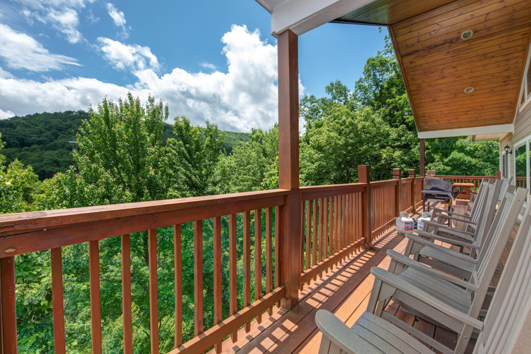 Property grounds 4, Golden Oak Lodge, Sevier