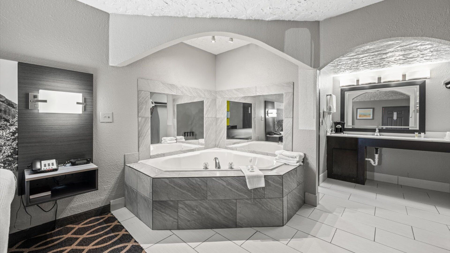 Bathroom 4, Super 8 by Wyndham Norman West OK, Cleveland