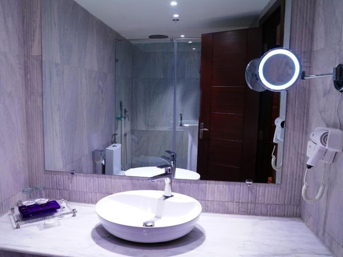 Bathroom, Indigo Heights Hotel and Suites, Lahore