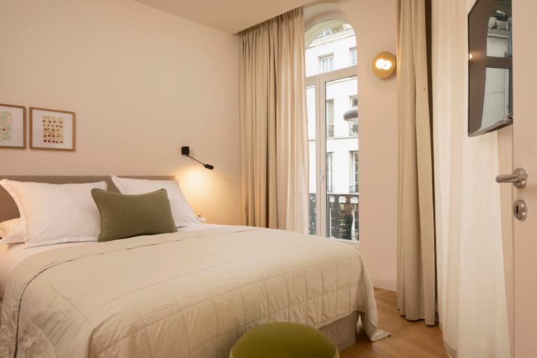 Others 4, Residence Nell Paris, Paris