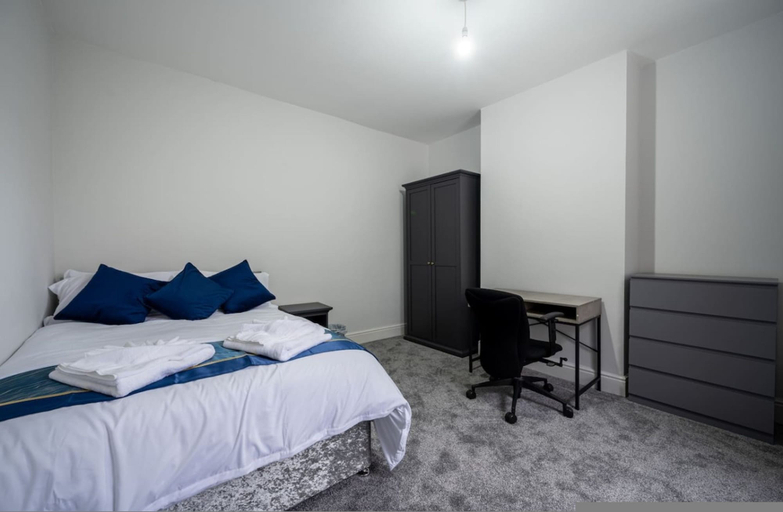 Room 5, Spacious 5BR Sheffield Home Sleeps 10 Near City Centre, Sheffield