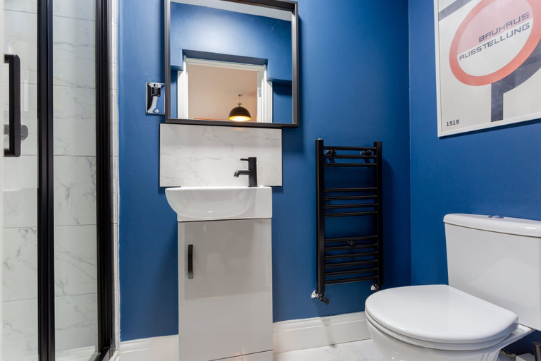 Room 2, Ashton Luxury Getaway Sleeps 14 With 2 Free Parking Space, Tameside