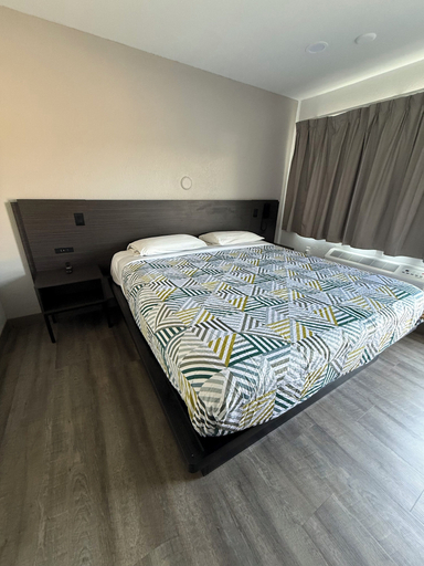 Bedroom 3, Motel 6 Yreka, CA, Siskiyou